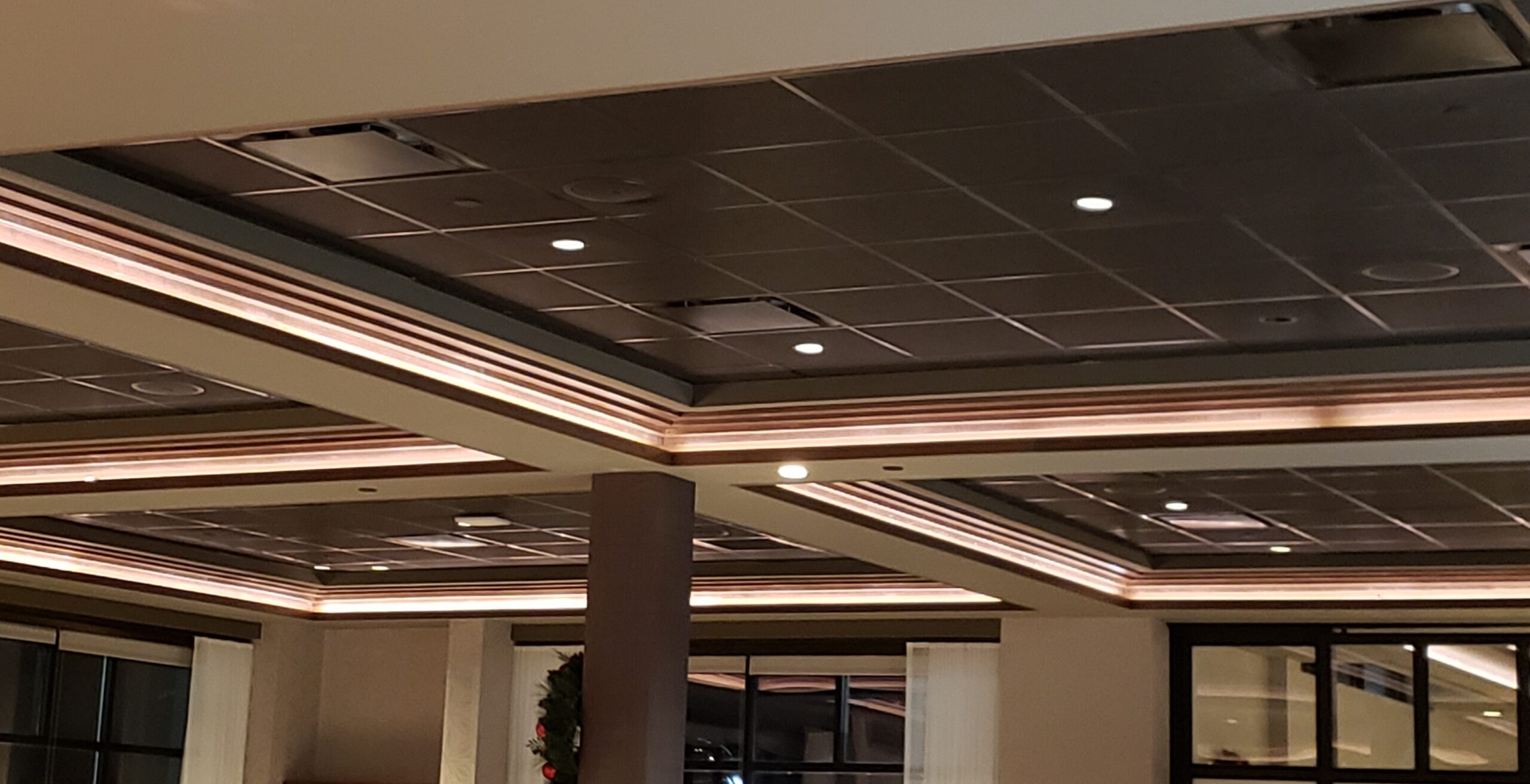 A ceiling with lights and a pillar in the middle of it